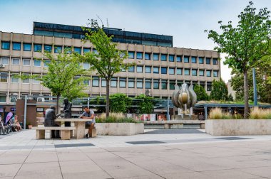 ZALAEGERSZEG, HUNGARY - 15 AĞUSTOS 2021: Macaristan 'ın Zalaegerszeg kentindeki Disz Meydanı' ndaki Gocseji lale dökümüne veya Gocseji lalesi szokokut 'a bir yaz öğleden sonra bakın.