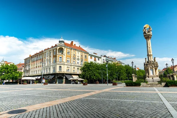 SZOMBATHELY, HUNGARY - 15 Ağustos 2021: Macaristan 'ın Szombathely kentinde güneşli ve bulutlu bir günde Szentharomsag szobor ya da Kutsal Üçlü Heykeli' ne bakın..