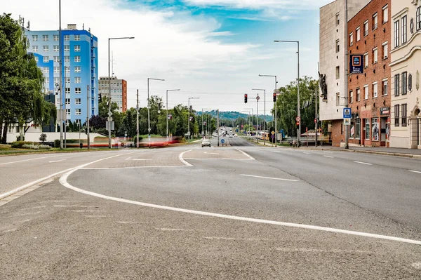 ZALAEGERSZEG HUNGARY 15 AĞUSTOS 2021 Trafik ve Zalaegerszeg 'deki insanlar Kazinczy Meydanı ve Balatoni yolunda bulutlu bir yaz gününde.