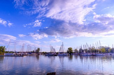 BADACSONY, HUNGARY - 18 Eylül 2021: Balaton Gölü 'nde Vew ve Macaristan' ın Badacsony şehrinde gün batımında rıhtımdaki gemiler.