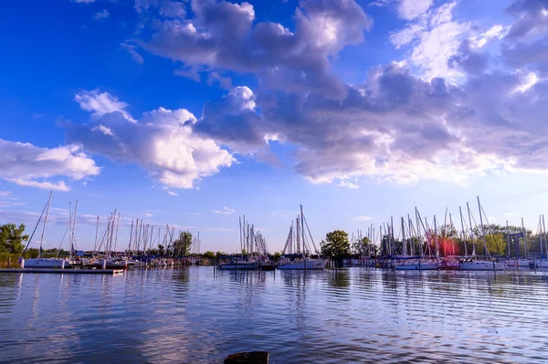 BADACSONY, HUNGARY - 18 Eylül 2021: Balaton Gölü 'nde Vew ve Macaristan' ın Badacsony şehrinde gün batımında rıhtımdaki gemiler.