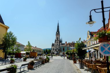 Koszeg 'in ana meydanı, Hugary' de turistler
