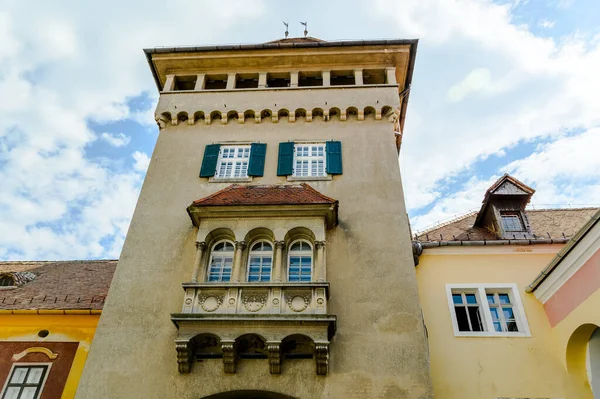 A torre de heróis de Koszeg em um dia ensolarado — Fotografia de Stock