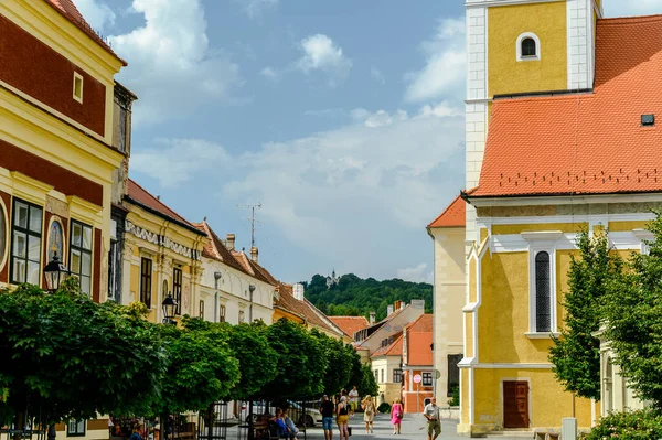 観光客とハンガリーのコセグにある聖ヤコブ教会 — ストック写真