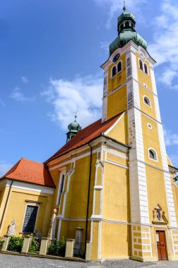 Macaristan 'ın Koszeg kentindeki Aziz James Kilisesi güneşli bir günde.