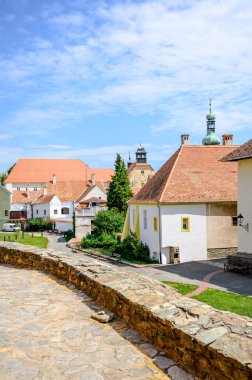 Macaristan 'ın tarihi mimarisine, sokaklarına ve meydanlarına güneşli bir günde bakın..