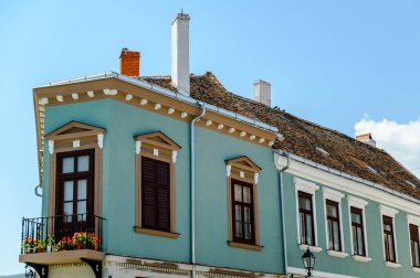 Macaristan 'ın tarihi mimarisine, sokaklarına ve meydanlarına güneşli bir günde bakın..