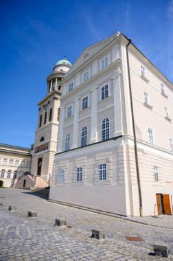 Pannonhalma Benedictine Manastırı. Pannonhalma, Macaristan 'da tarihi bir kilise. Mavi gökyüzüne karşı güneşli ve bulutlu bir günde..