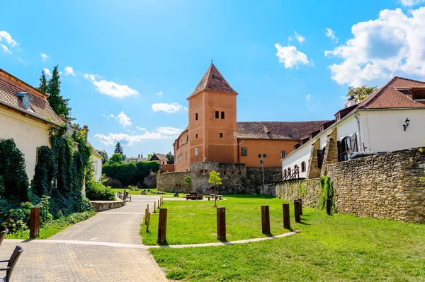 Macaristan 'ın Koszeg kentindeki Juricsis Kalesi' nin duvarları güneşli bir günde.