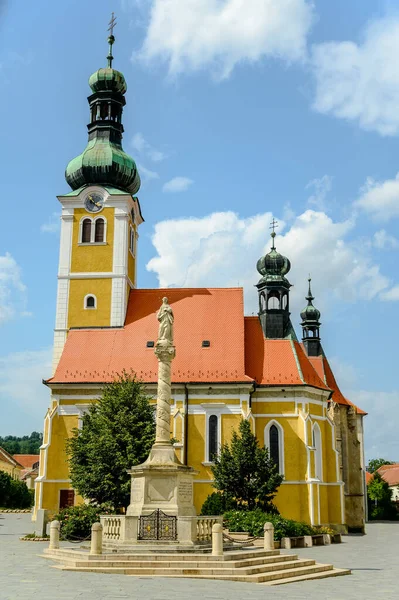 晴れた日にハンガリーのコセグにある聖ヤコブ教会 — ストック写真