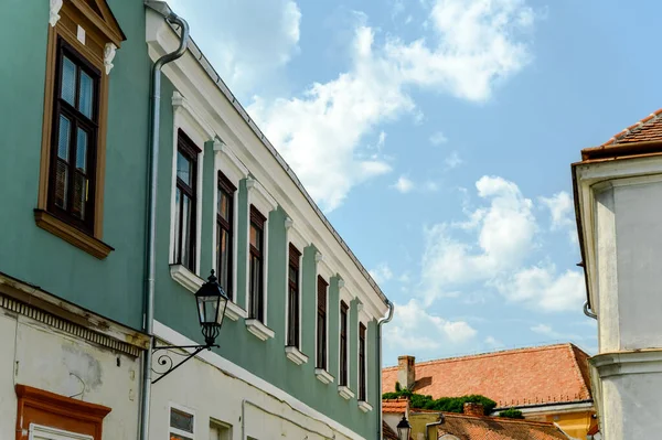 晴れた日には ハンガリーのコセグの歴史的建築物や通りや広場をご覧ください — ストック写真
