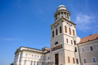 Pannonhalma Benedictine Manastırı. Pannonhalma, Macaristan 'da tarihi bir kilise. Mavi gökyüzüne karşı güneşli ve bulutlu bir günde..