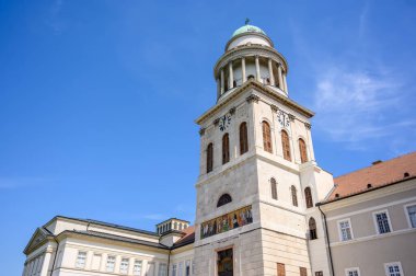 Pannonhalma Benedictine Manastırı. Pannonhalma, Macaristan 'da tarihi bir kilise. Mavi gökyüzüne karşı güneşli ve bulutlu bir günde..