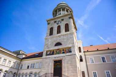 Pannonhalma Benedictine Manastırı. Pannonhalma, Macaristan 'da tarihi bir kilise. Mavi gökyüzüne karşı güneşli ve bulutlu bir günde..