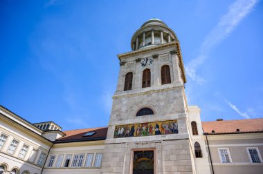 Pannonhalma Benedictine Manastırı. Pannonhalma, Macaristan 'da tarihi bir kilise. Mavi gökyüzüne karşı güneşli ve bulutlu bir günde..