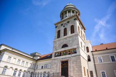 Pannonhalma Benedictine Manastırı. Pannonhalma, Macaristan 'da tarihi bir kilise. Mavi gökyüzüne karşı güneşli ve bulutlu bir günde..
