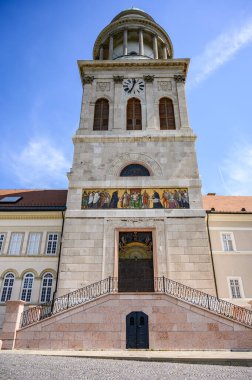 Pannonhalma Benedictine Manastırı. Pannonhalma, Macaristan 'da tarihi bir kilise. Mavi gökyüzüne karşı güneşli ve bulutlu bir günde..