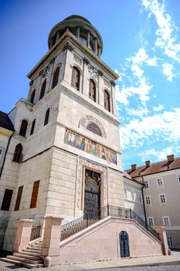 Pannonhalma Benedictine Manastırı. Pannonhalma, Macaristan 'da tarihi bir kilise. Mavi gökyüzüne karşı güneşli ve bulutlu bir günde..