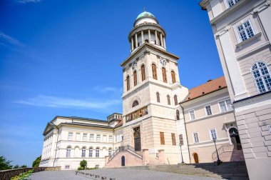 Pannonhalma Benedictine Manastırı. Pannonhalma, Macaristan 'da tarihi bir kilise. Mavi gökyüzüne karşı güneşli ve bulutlu bir günde..
