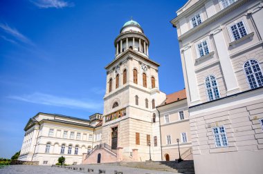 Pannonhalma Benedictine Manastırı. Pannonhalma, Macaristan 'da tarihi bir kilise. Mavi gökyüzüne karşı güneşli ve bulutlu bir günde..