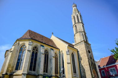 Güneşli bir günde Macaristan 'ın ana meydanında, Sopron' daki Kutsal Mary Benedictine Kilisesi