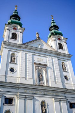 Güneşli bir günde Macaristan 'ın Sopron kentindeki Aziz Jude Thaddeus Kilisesi