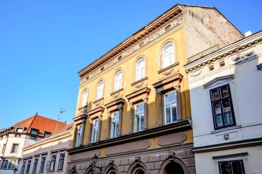 Güneşli bir günde Macaristan 'ın Sopron kentinin tarihi mimarisine, sokaklarına ve meydanlarına bakın..
