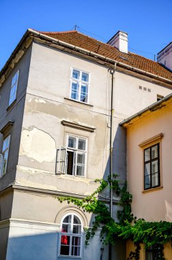 Güneşli bir günde Macaristan 'ın Sopron kentinin tarihi mimarisine, sokaklarına ve meydanlarına bakın..