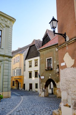 Güneşli bir günde Macaristan 'ın Sopron kentinin tarihi mimarisine, sokaklarına ve meydanlarına bakın..