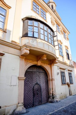 Güneşli bir günde Macaristan 'ın Sopron kentinin tarihi mimarisine, sokaklarına ve meydanlarına bakın..