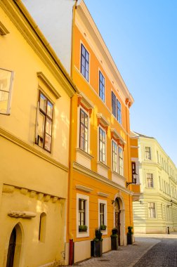 Güneşli bir günde Macaristan 'ın Sopron kentinin tarihi mimarisine, sokaklarına ve meydanlarına bakın..