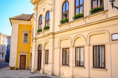 Güneşli bir günde Macaristan 'ın Sopron kentinin tarihi mimarisine, sokaklarına ve meydanlarına bakın..