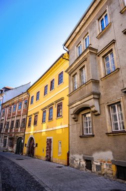 Güneşli bir günde Macaristan 'ın Sopron kentinin tarihi mimarisine, sokaklarına ve meydanlarına bakın..
