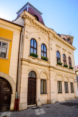 Güneşli bir günde Macaristan 'ın Sopron kentinin tarihi mimarisine, sokaklarına ve meydanlarına bakın..