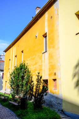 Güneşli bir günde Macaristan 'ın Sopron kentinin tarihi mimarisine, sokaklarına ve meydanlarına bakın..