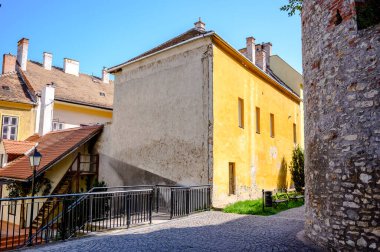 Güneşli bir günde Macaristan 'ın Sopron kentinin tarihi mimarisine, sokaklarına ve meydanlarına bakın..