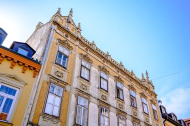 Güneşli bir günde Macaristan 'ın Sopron kentinin tarihi mimarisine, sokaklarına ve meydanlarına bakın..