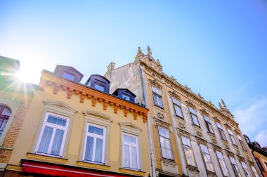 Güneşli bir günde Macaristan 'ın Sopron kentinin tarihi mimarisine, sokaklarına ve meydanlarına bakın..