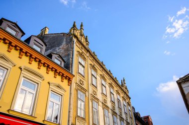 Güneşli bir günde Macaristan 'ın Sopron kentinin tarihi mimarisine, sokaklarına ve meydanlarına bakın..