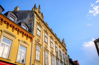 Güneşli bir günde Macaristan 'ın Sopron kentinin tarihi mimarisine, sokaklarına ve meydanlarına bakın..