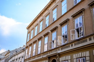 Güneşli bir günde Macaristan 'ın Sopron kentinin tarihi mimarisine, sokaklarına ve meydanlarına bakın..