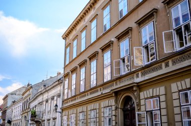 Güneşli bir günde Macaristan 'ın Sopron kentinin tarihi mimarisine, sokaklarına ve meydanlarına bakın..