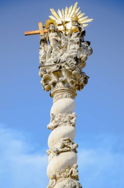 Macaristan Sopron 'daki Kutsal Üçlü Veba Sütununun Kutsal Keçi Mary Benediktine Kilisesi önündeki heykel.