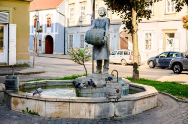Sopron 'da bira ustasının heykeli. Arka planda Macaristan' da eski bir ev var.