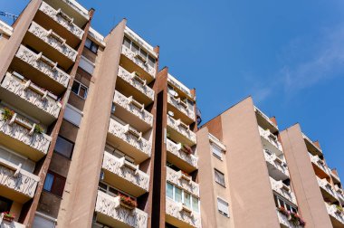 Szombath, Macaristan, Avrupa 'daki eski apartman ve balkonlara bakın.