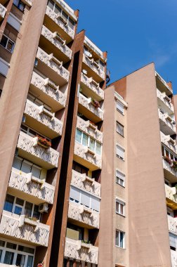Szombath, Macaristan, Avrupa 'daki eski apartman ve balkonlara bakın.