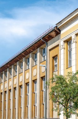 Güneşli bir günde Macaristan 'ın Szombath kentinin tarihi mimarisine, sokaklarına ve meydanlarına bakın..