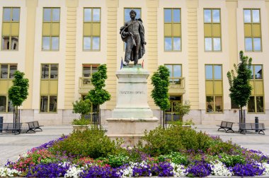 Berzsenyi Daniel 'in heykeli Szombath, Macaristan' da güneşli bir günde.