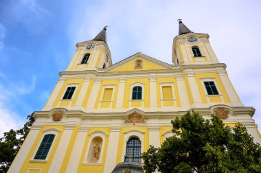 Macaristan 'ın Zalaegerszeg kentindeki Mary Magdalene Kilisesi güneşli bir günde