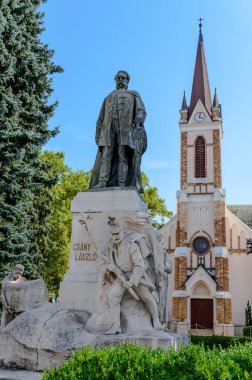 Zalaegerszeg Evanjelik Kilisesi 'nin önündeki Csany Laszlo heykeli.